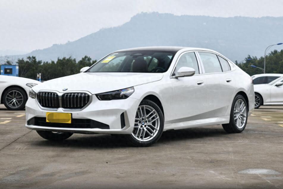 宝马530li xdrive上市!售价50.59万元,新增xdrive全时四驱系统