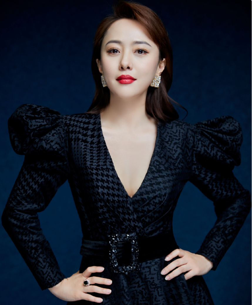 她在剧中扮演秦淮如的表妹,原本她是要去和傻柱相亲的.