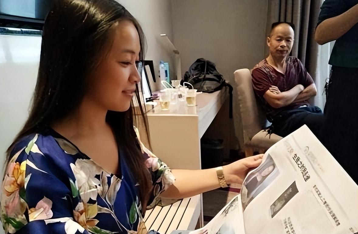 电视台的工作人员带着乔伊斯先来到了熊家.