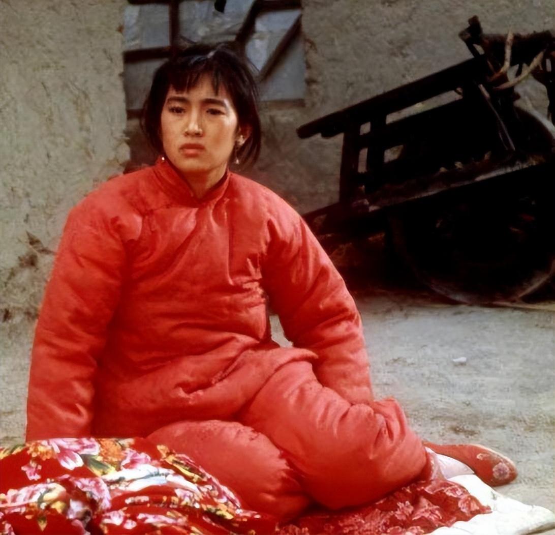 影片中的女主角"九儿"就是巩俐出演的.