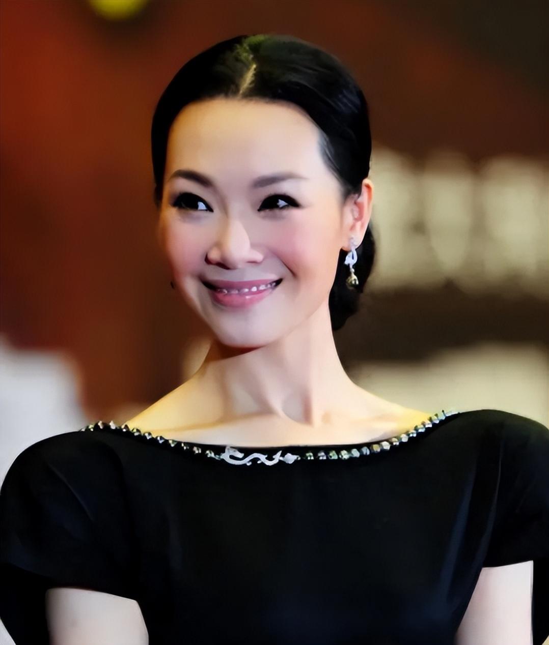 回顾歌唱家吕薇:男友病逝和妈妈抱头痛哭,52岁未婚她后悔了吗?