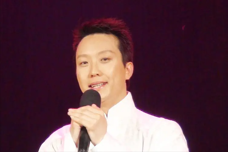 45岁的李玉刚不恋爱不结婚步履蹒跚需搀扶他图了个什么