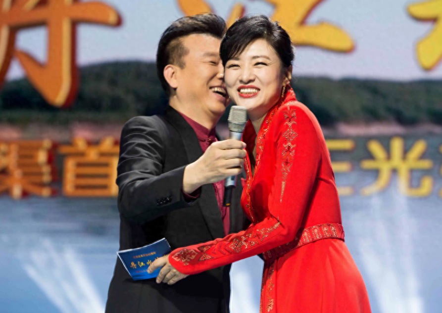 央视主持人张泽群55岁老来得子乐开花妻子身份是个谜