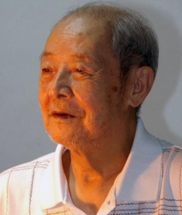 1996年开国少将肖前来到瑞金一老红军上前握手你是我的恩人