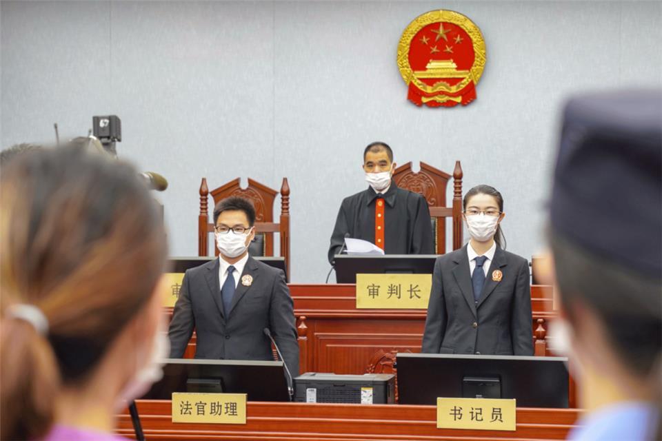 为此,受害者高辉的母亲不能接受.