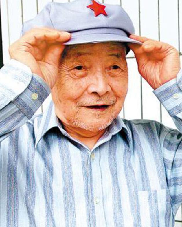 1996年开国少将肖前来到瑞金一老红军上前握手你是我的恩人