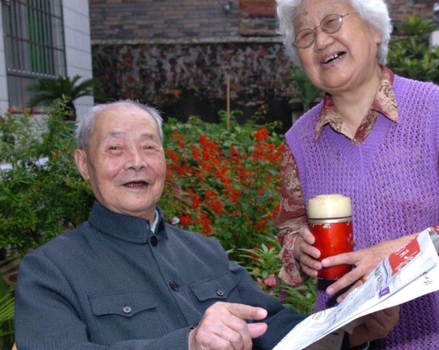 1996年开国少将肖前来到瑞金一老红军上前握手你是我的恩人