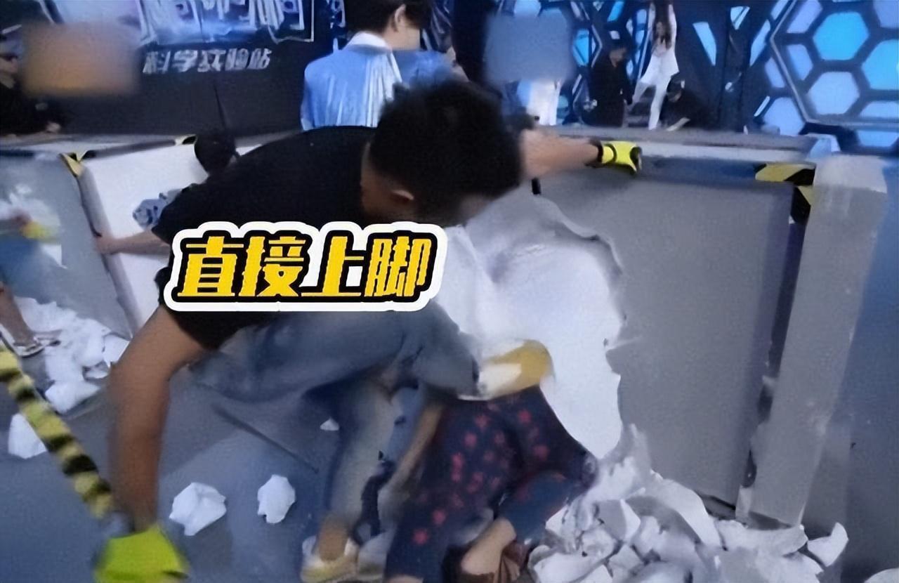 被赶到走廊睡觉手接口水跪地伺候穿鞋这些明星哪来的优越感