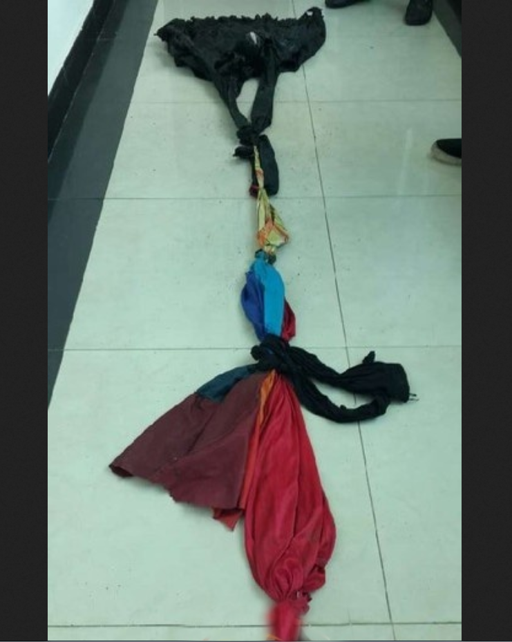 当两个人一起走到一个井盖前时,由于井盖并没有盖上,只是盖了一层纸板