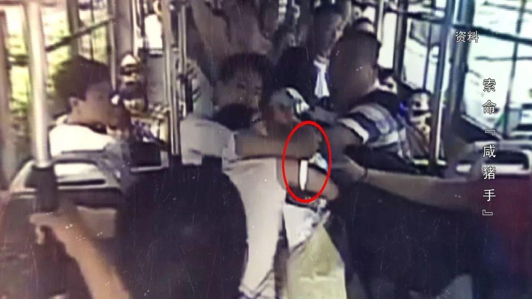 2017年男子公交车上伸咸猪手被扇脸后恼羞成怒竟拔刀割喉