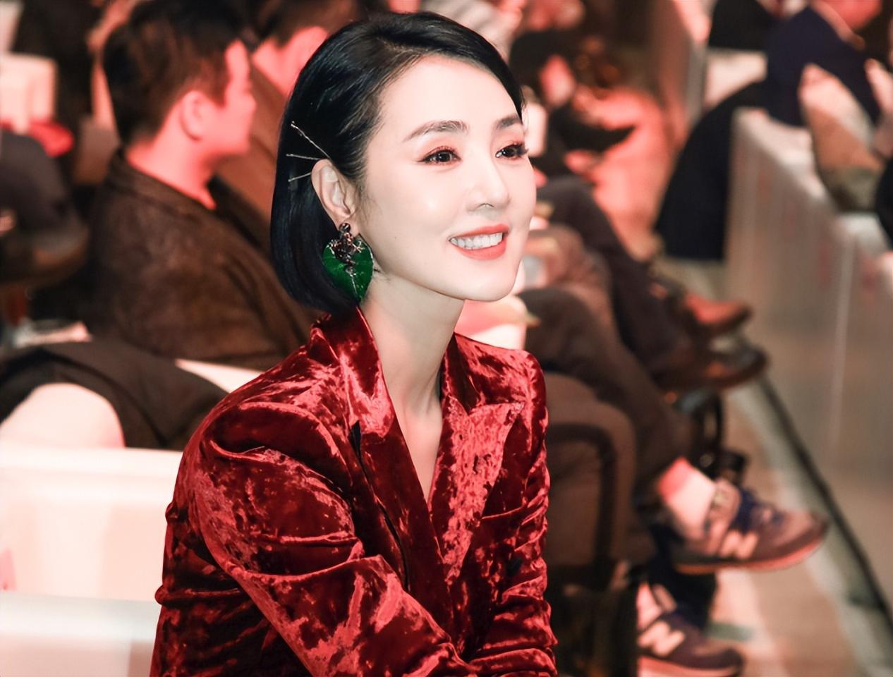 演员姜宏波:姜文捧红她,出道26年无绯闻,50岁活得干净洒脱