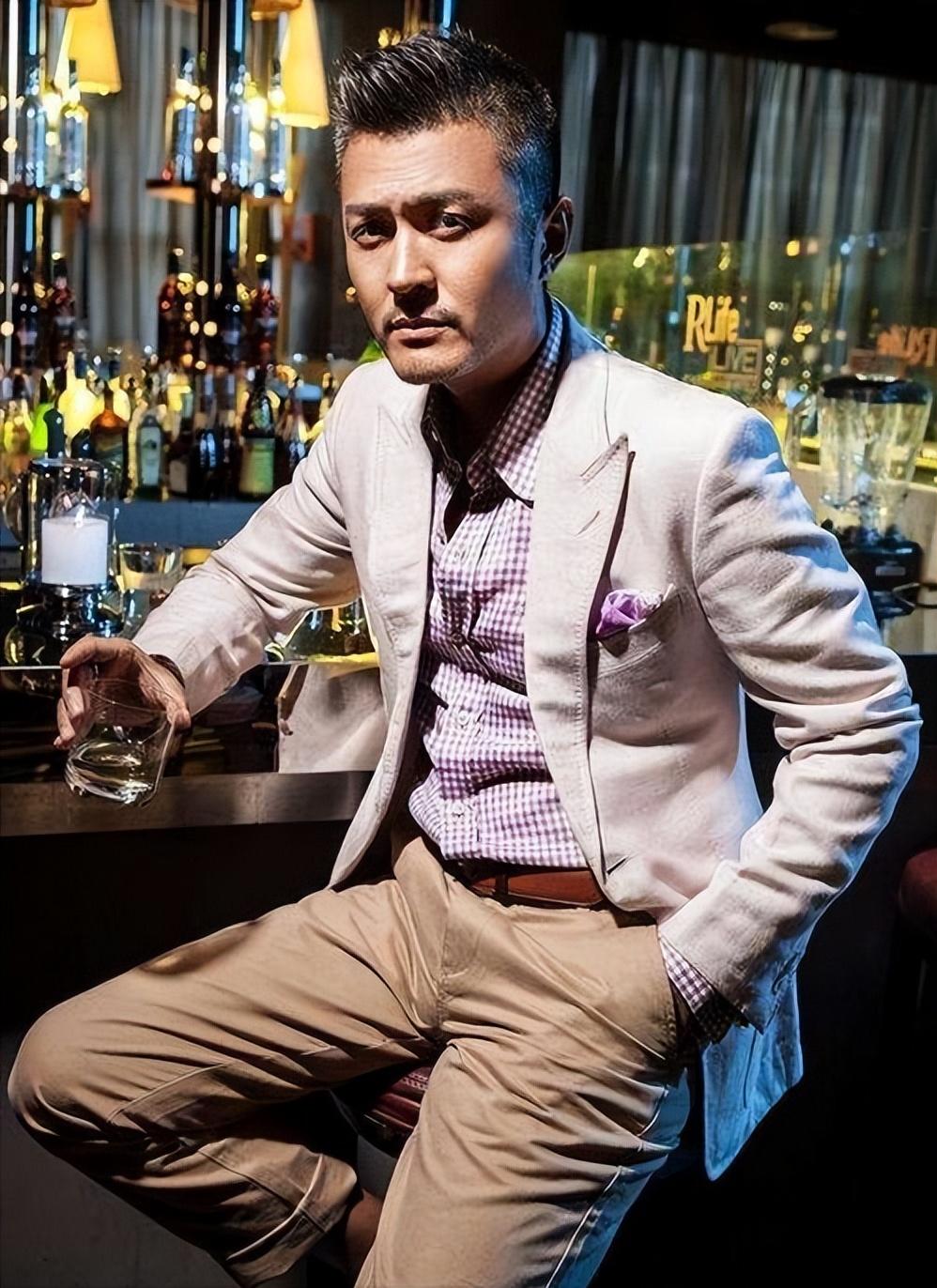 与高圆圆分手后12年不谈恋爱没有绯闻47岁娶旺夫妻子后爆红