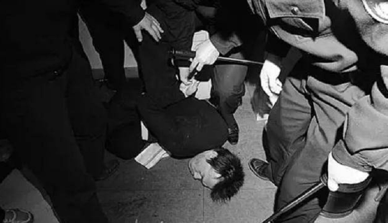 2011年一瘫痪老人在看谍战片突然指着电视机喊害我的人就是他