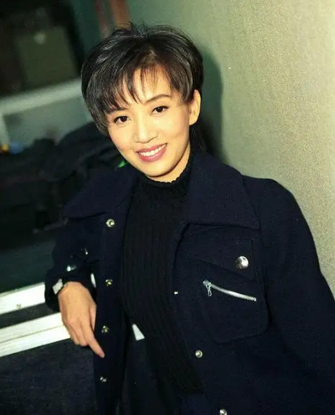 风华绝代梅艳芳夜总会歌女出身穿婚纱垫尿布与观众诀别