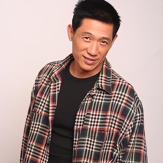 演员石凉当过主持人也做过演员经历两段婚姻如今过得很幸福