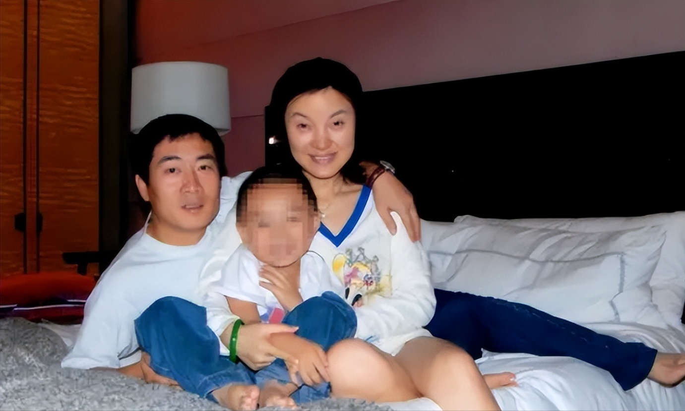 从繁忙的商业女强人转变为全职的家庭主妇,陈红的生活焦点从职业转移