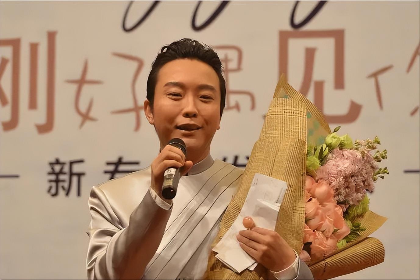 45岁的李玉刚不恋爱不结婚步履蹒跚需搀扶他图了个什么