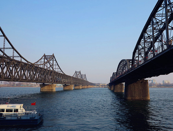 抗美援朝早期美军为何不敢炸毁鸭绿江大桥他们在害怕什么