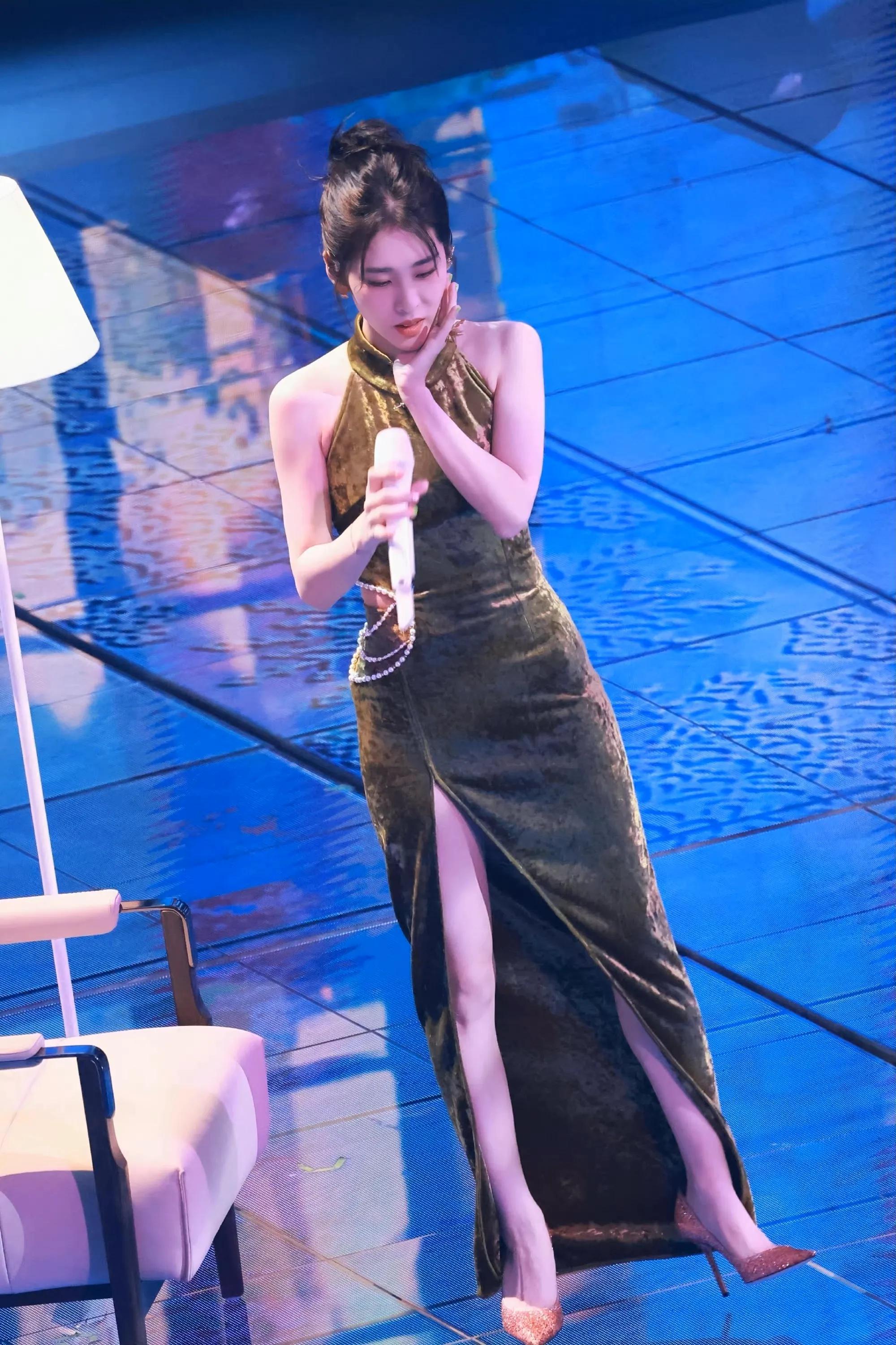 这一夜张碧晨的旗袍高跟封神诠释什么叫作性感尤物