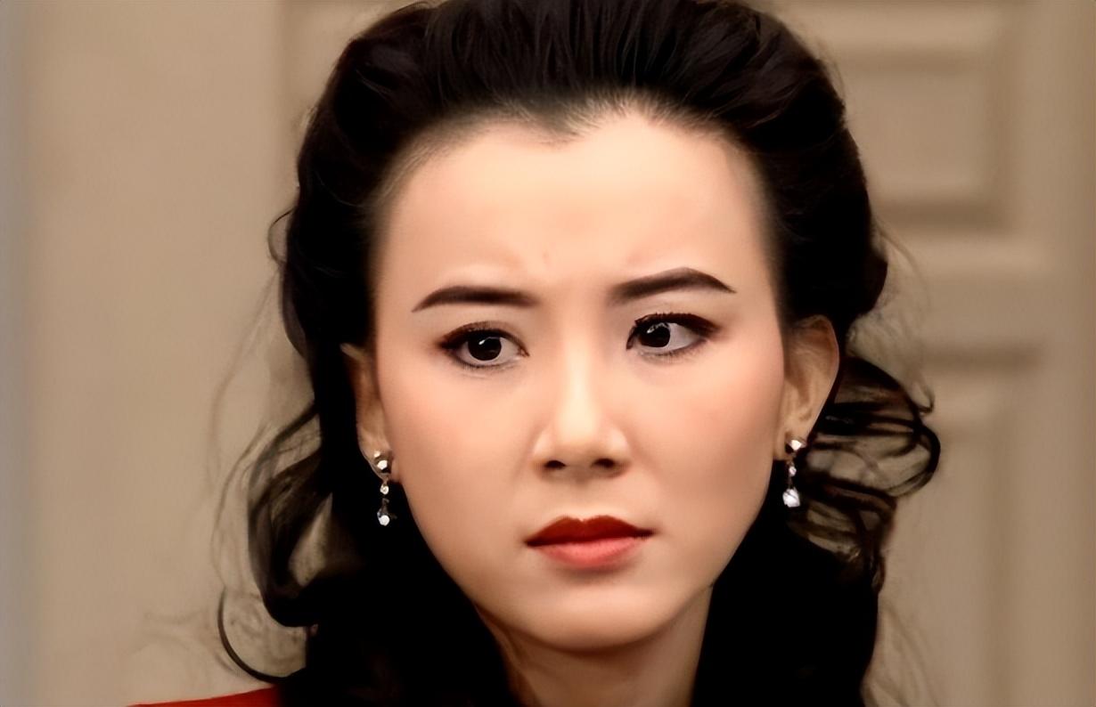 小巴掌脸,五官也极为清秀,身材好,个头足,这种种优点促成了萧蔷的诞生