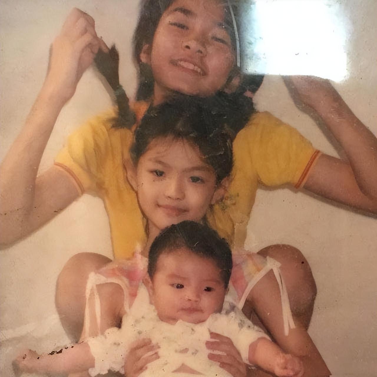 1993年,钟楚曦出生于广州的一个富裕家庭.