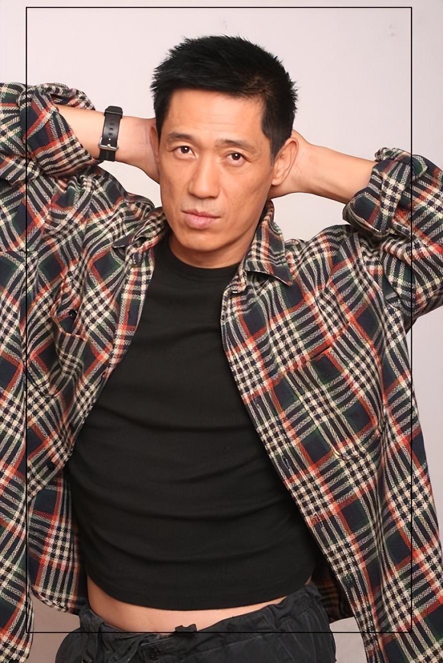 演员石凉当过主持人也做过演员经历两段婚姻如今过得很幸福