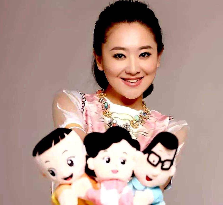 月亮姐姐低调嫁豪门39岁生子退出央视43岁被老公儿子宠成少女