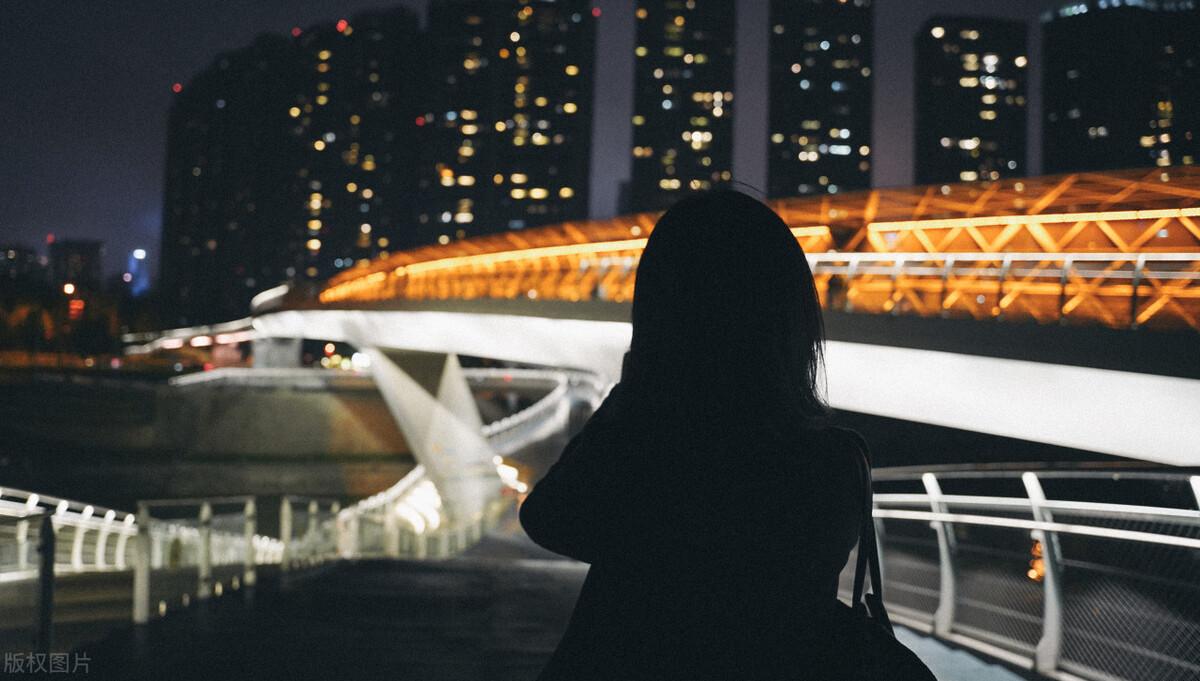 我32岁才结婚,在这之前,亲朋好友见我一直拖着不结婚,以为我是不婚