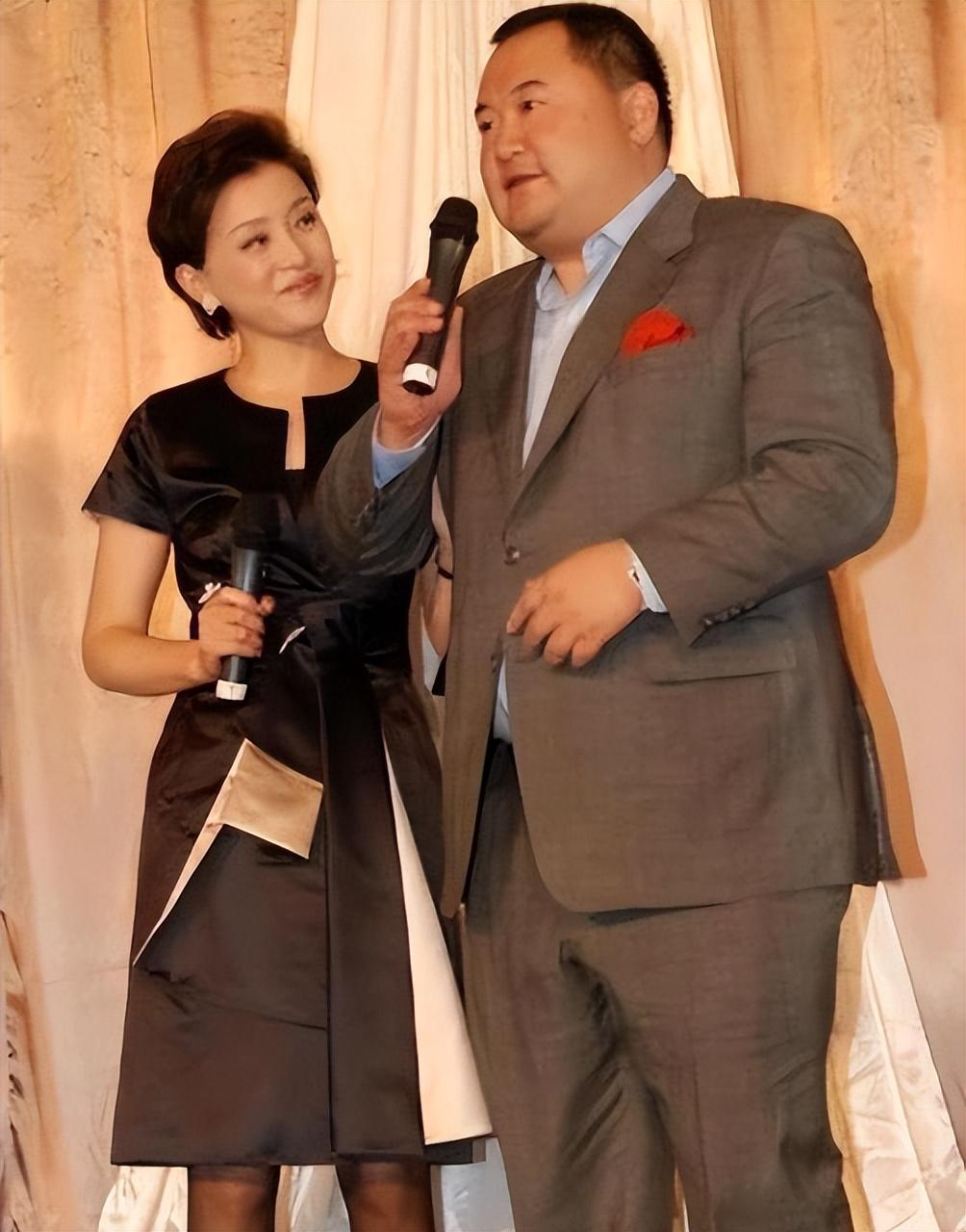 吴征出生于上海一个显赫世家,家境优渥.