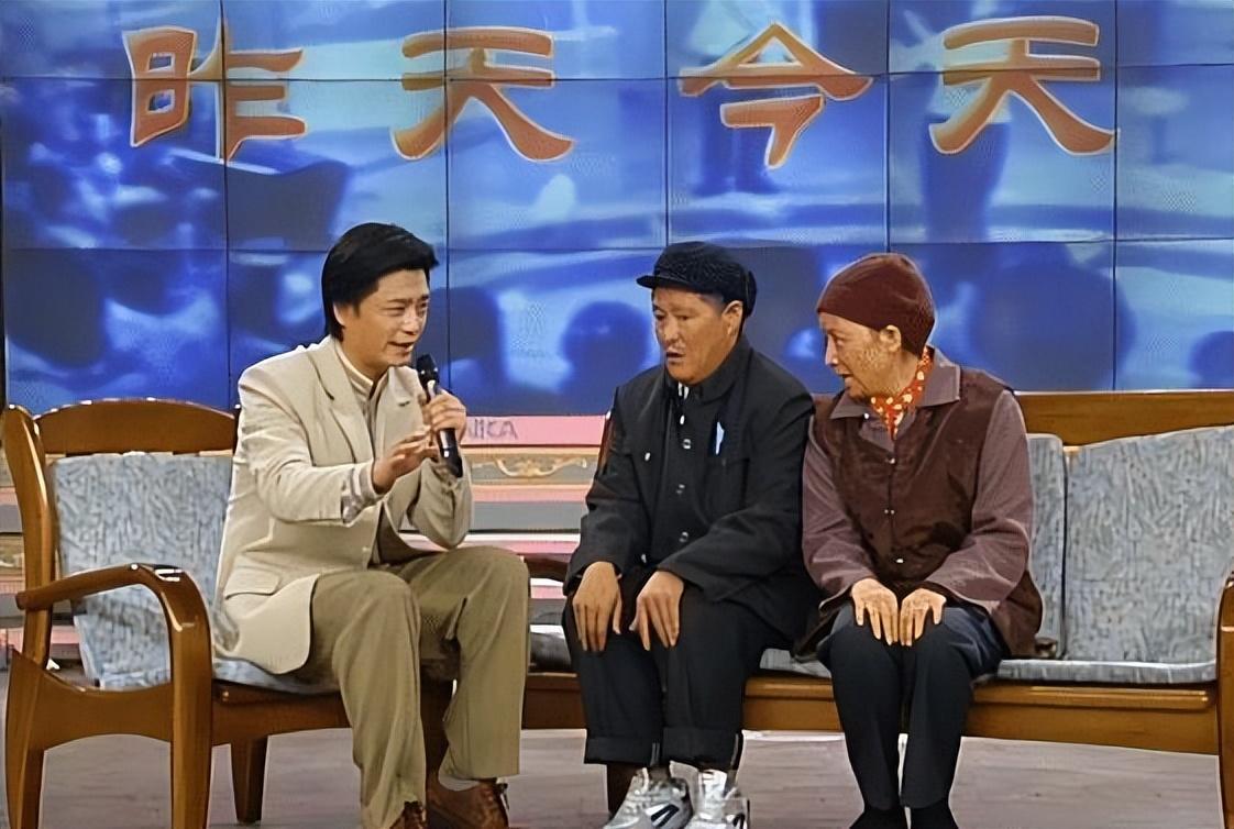 1990年,赵本山在春晚上演绎了自创的小品《相亲》