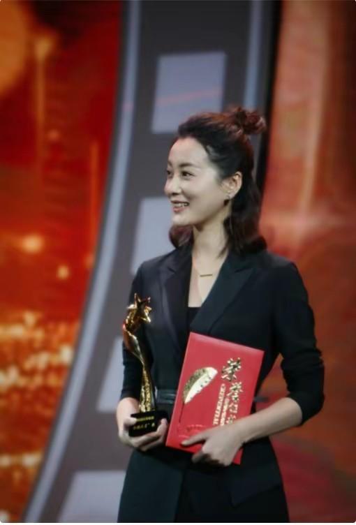 回顾徐梵溪感情经历坎坷如今前任家庭幸福美满她仍然孤身一人