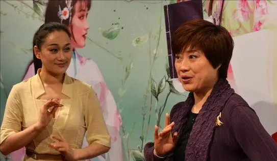 2007年时,郑国凤已经在越剧舞台上唱了数十年了.