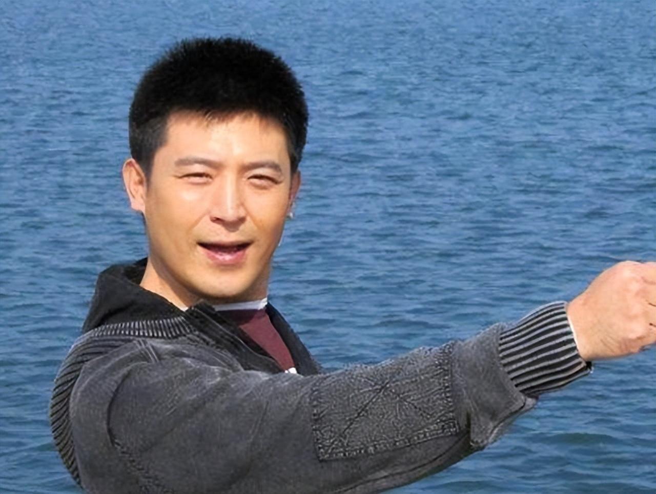 演员孙涛:娶平凡妻子李莉,钱也归她管,成名后更爱她