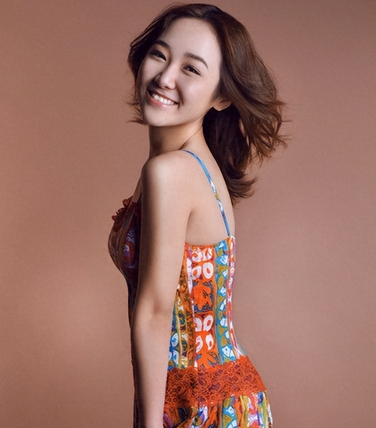 老演员父女对比刘亚津的女儿气质出众杜源的女儿是父亲的骄傲