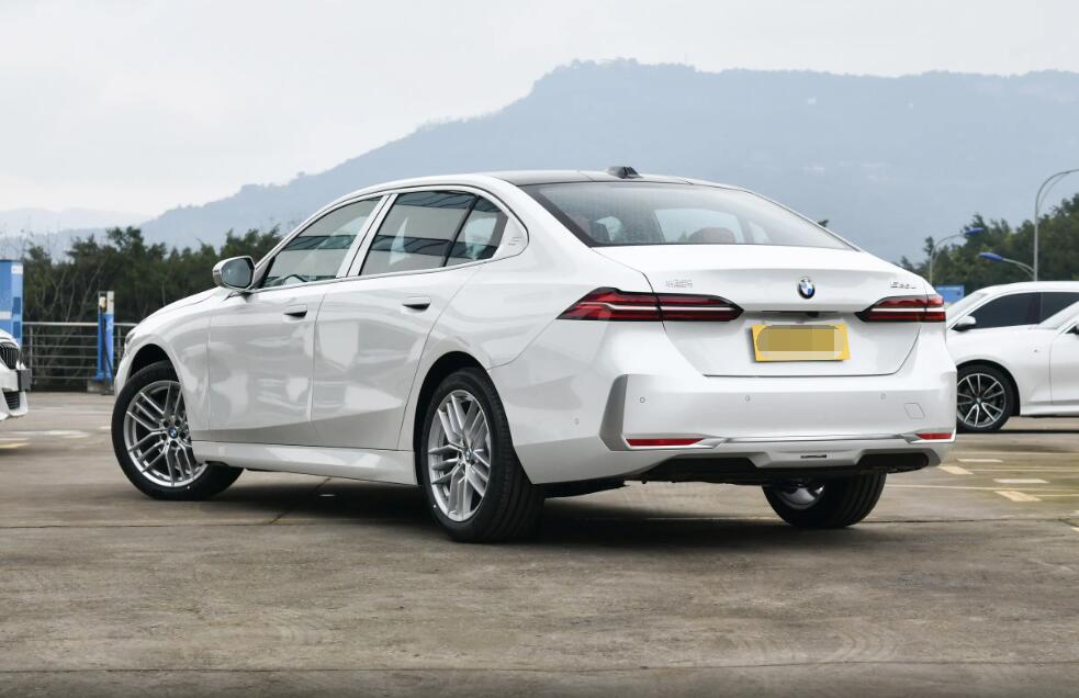 宝马530li xdrive上市!售价50.59万元,新增xdrive全时四驱系统