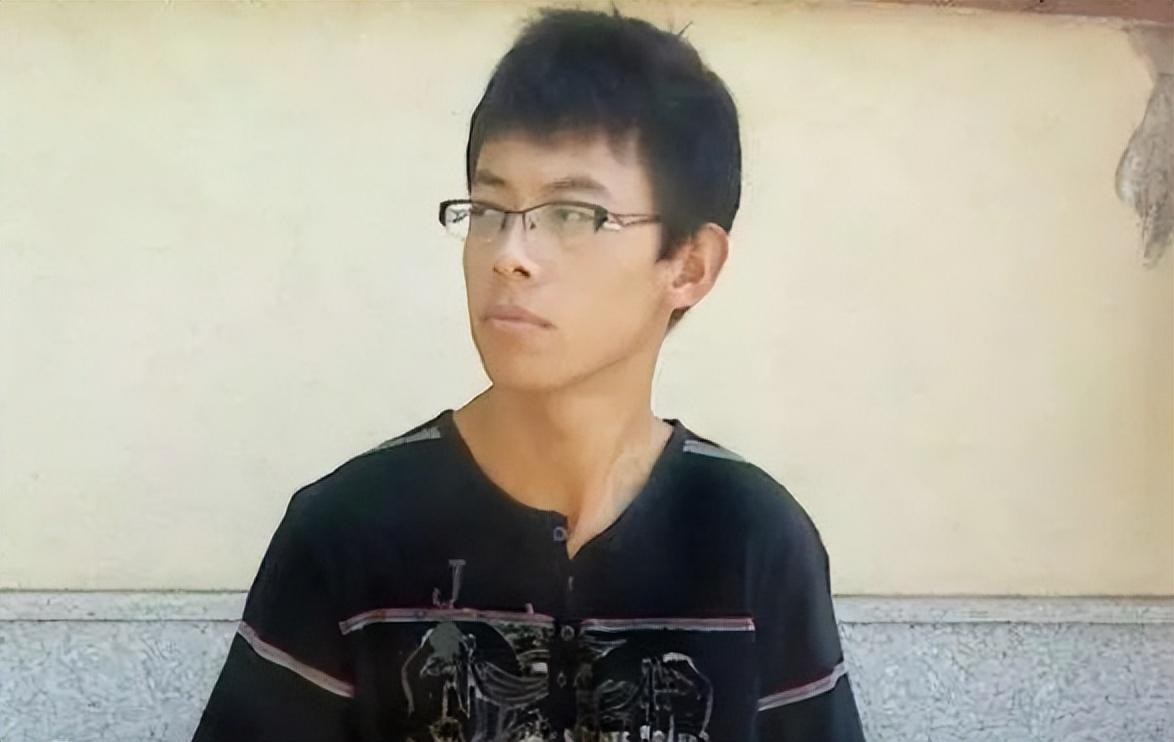 江歌在一天回到家里后,发现刘鑫也急匆匆地跟了进来.