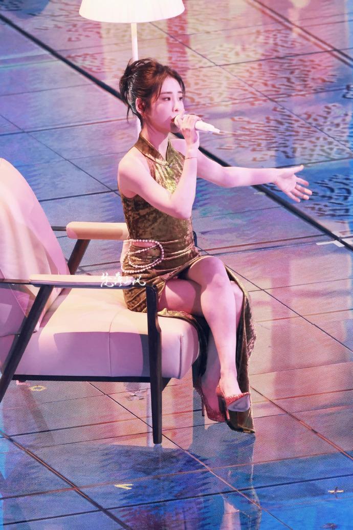 这一夜张碧晨的旗袍高跟封神诠释什么叫作性感尤物