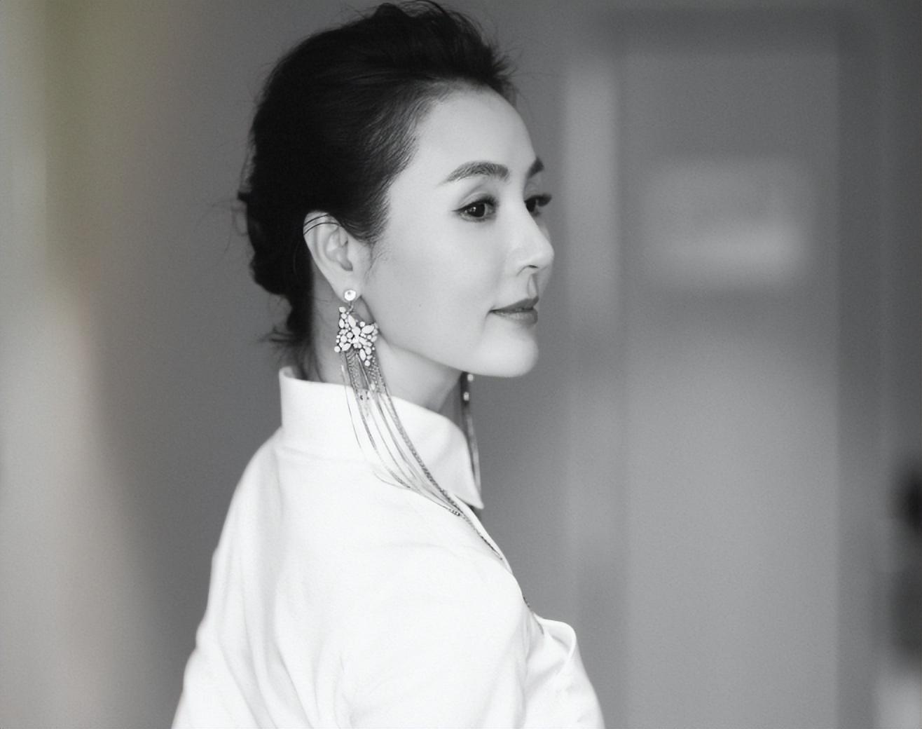 演员姜宏波姜文捧红她出道26年无绯闻50岁活得干净洒脱