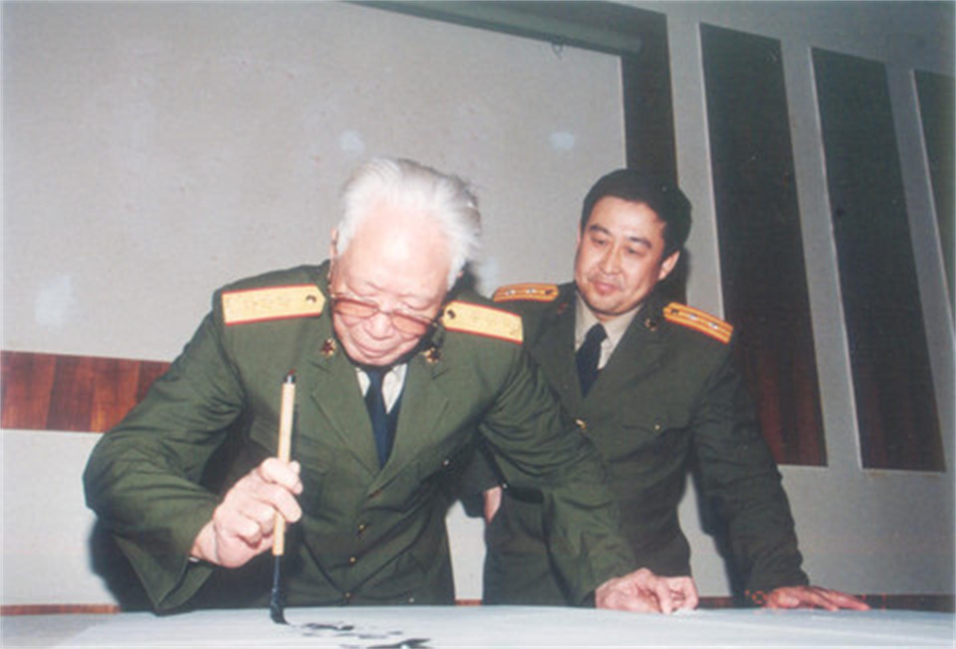 开国中将张震之子连夜带血衣求见粟裕这究竟发生了什么事