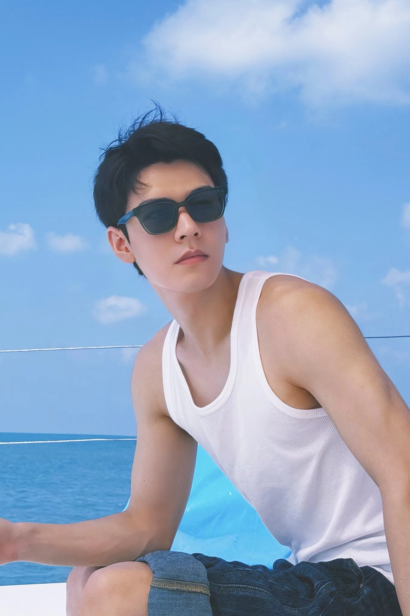 龚俊腹肌照曝光!身穿白t海上垂钓,这身材谁看了不说绝!