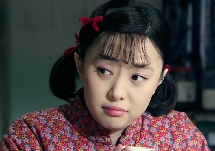 她在剧中扮演秦淮如的表妹,原本她是要去和傻柱相亲的.