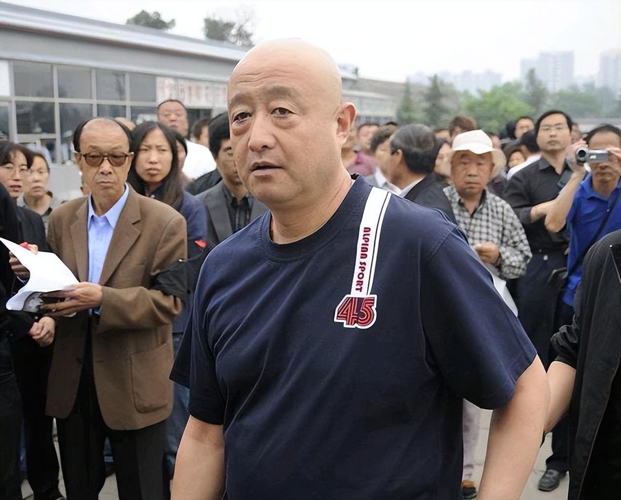 除此之外,还有一个人,也是侯耀文的徒弟,这个人就是奇志.