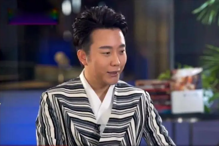 45岁的李玉刚不恋爱不结婚步履蹒跚需搀扶他图了个什么