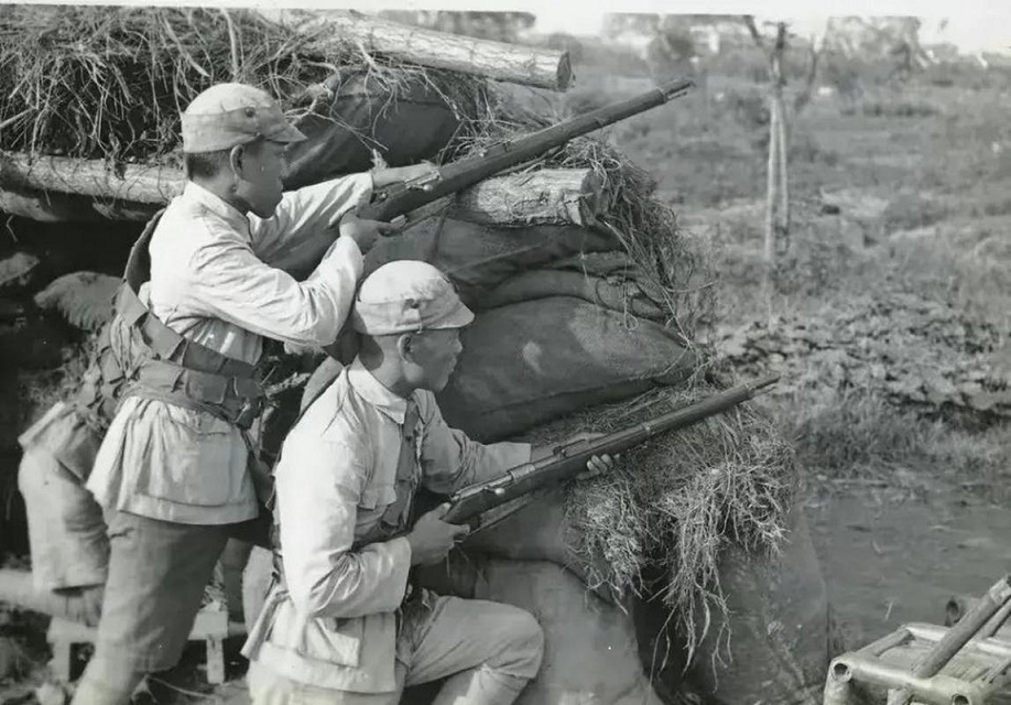 1939年一八路军战士被关进狼狗池他拉起武术架势让凶兽臣服