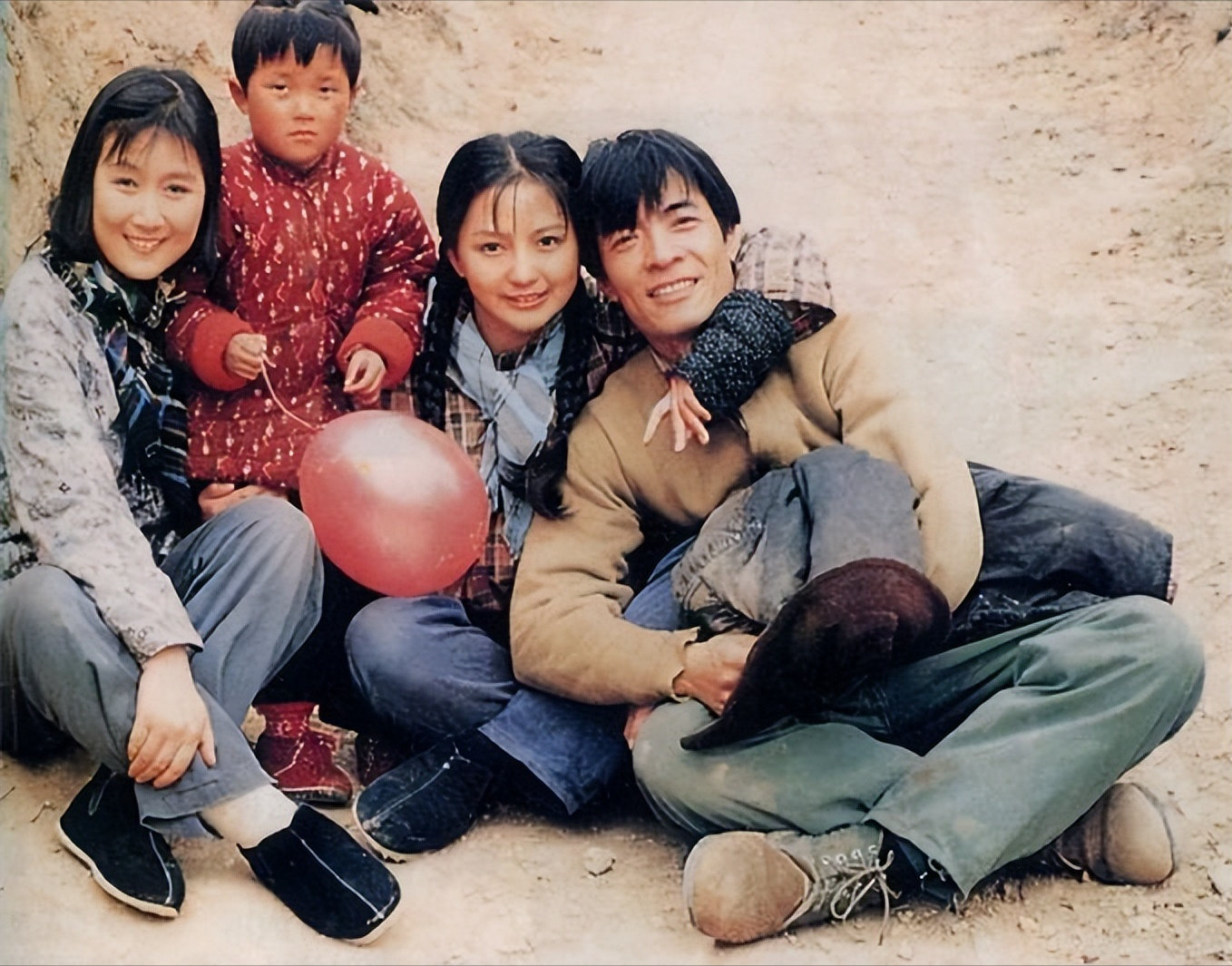 苦命的刘丹27岁去世父亲殉职哥哥离世萧剑为她扫墓多年