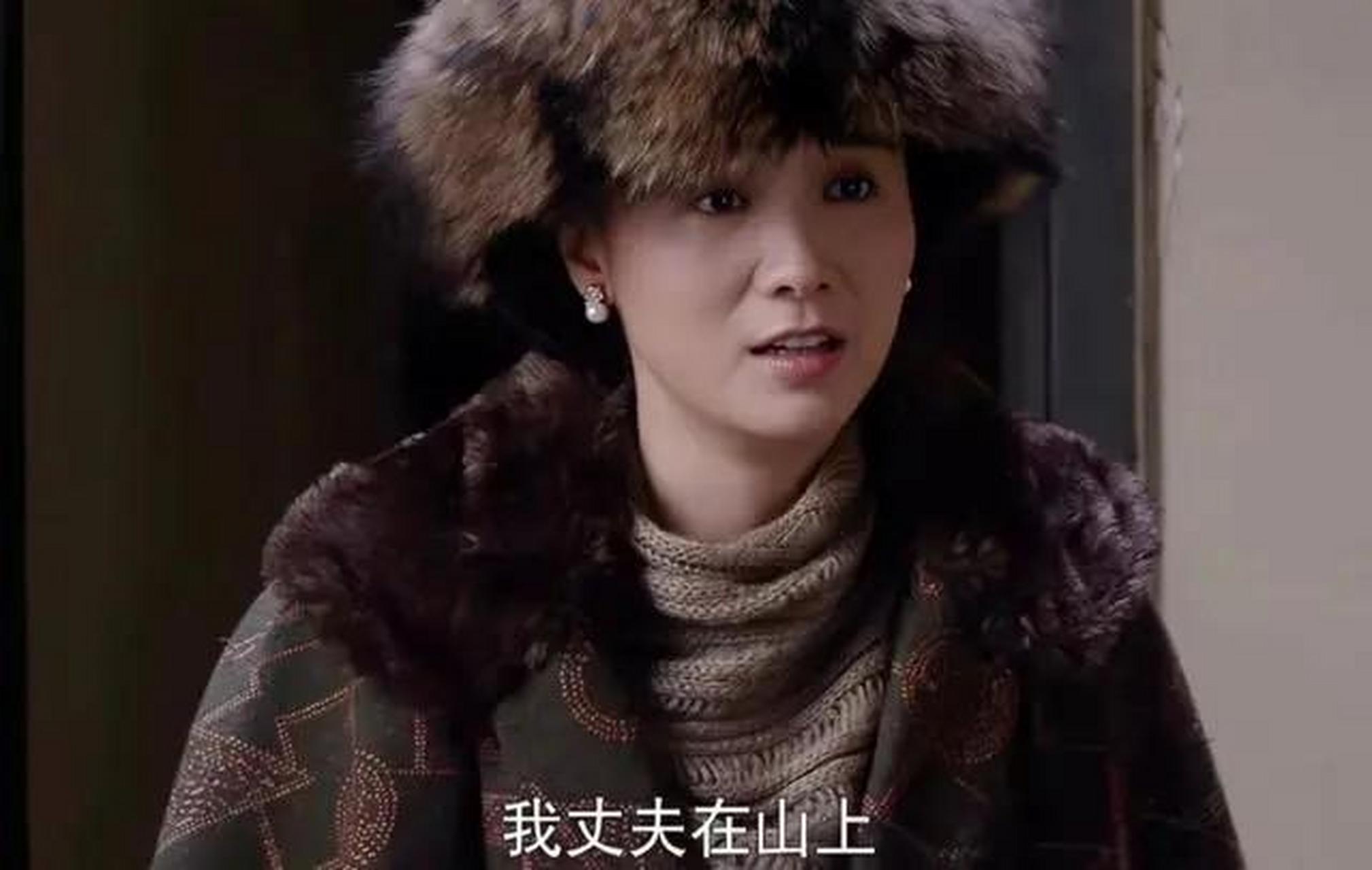 顾秋妍冒险发报未获情报,却遭小叔子牵连被擒.