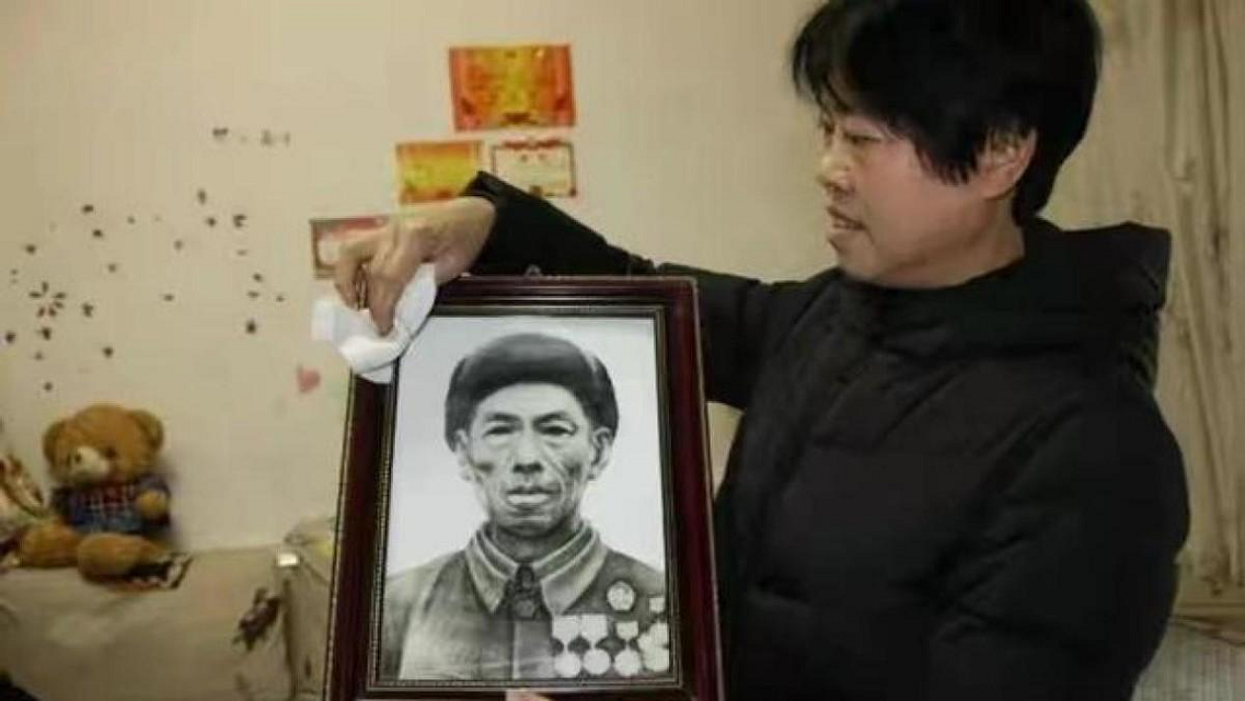 他是上甘岭狙神206发子弹毙敌203人回乡后却对罐头产生了阴影