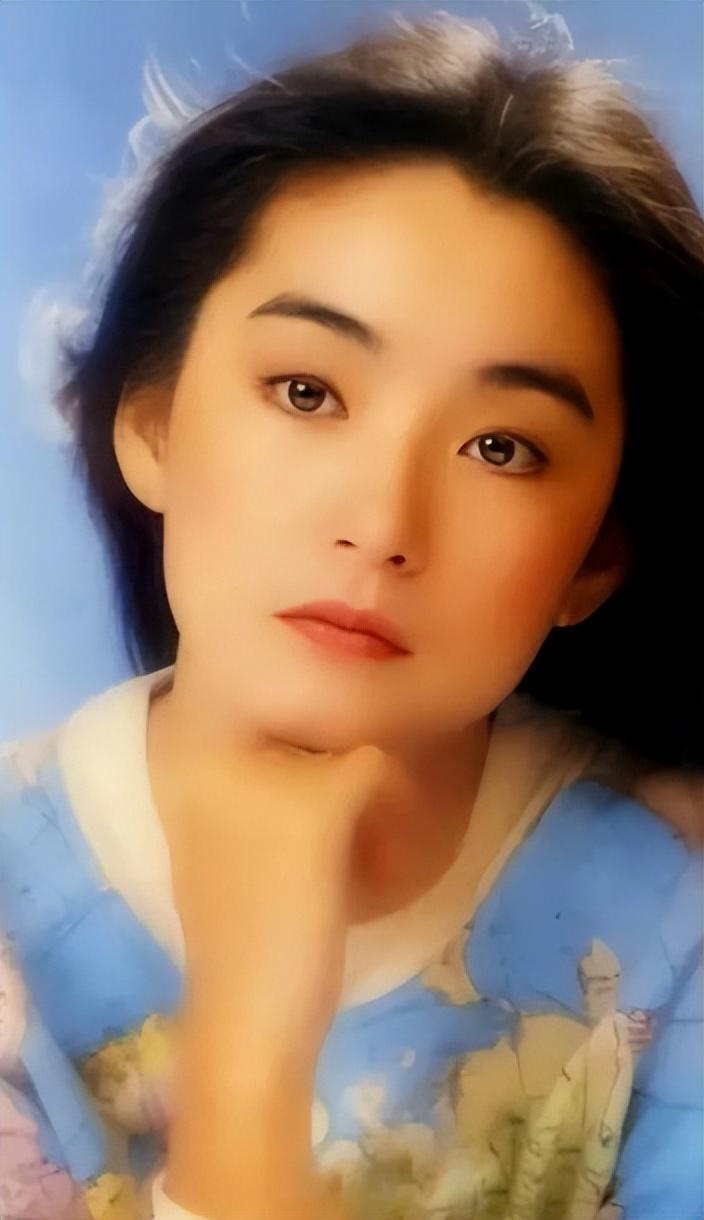 回顾林青霞算不算80年代第一美女看她和巩俐的合照就有答案了