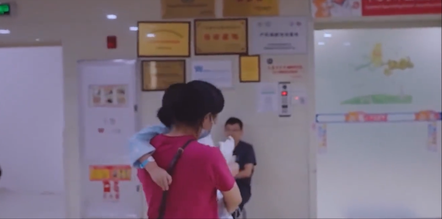 在经过一系列检查后,心脏中心主任陈欣欣却对病人的母亲说了一串英文