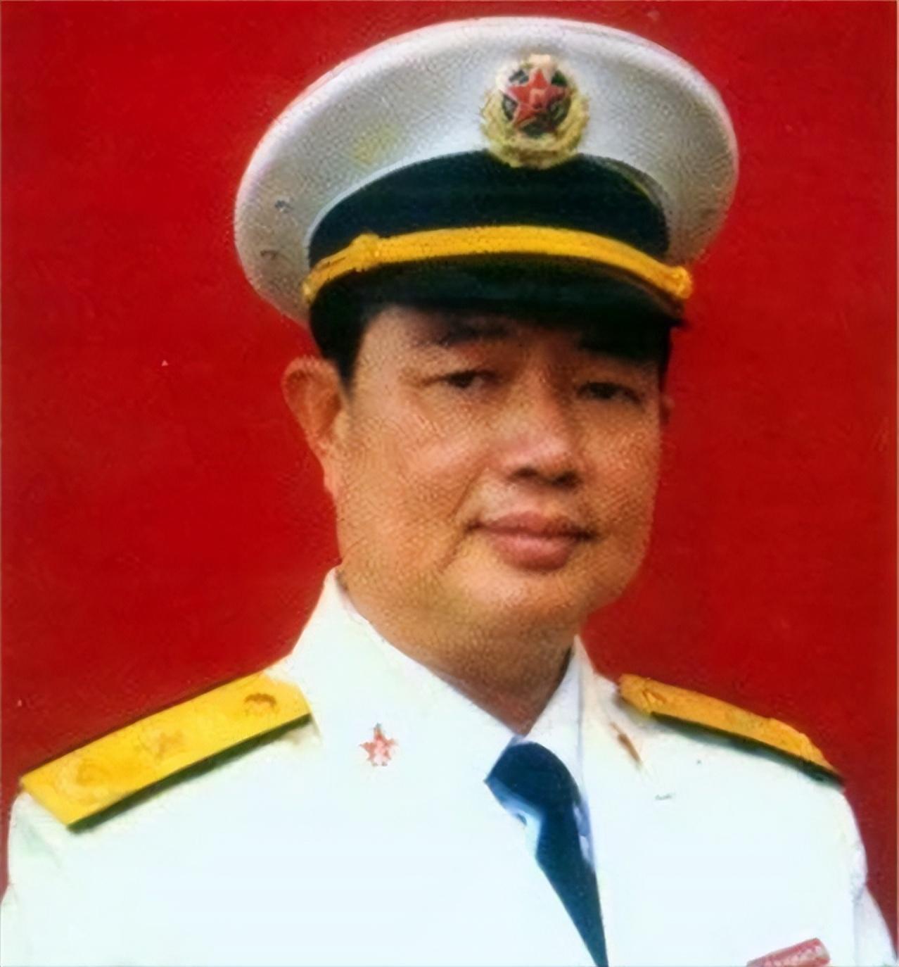 1988年3月14日,榆林海军基地附近海域,陈伟文站在中国海军502号护卫舰